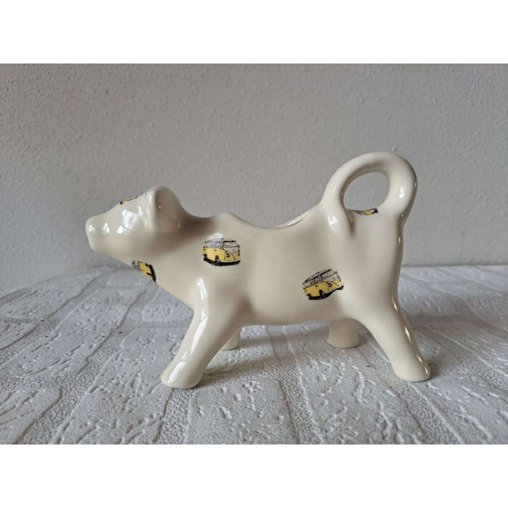 Melkkan koe met Volkswagen bus, porselein 18x7x10cm bw - handgemaakt