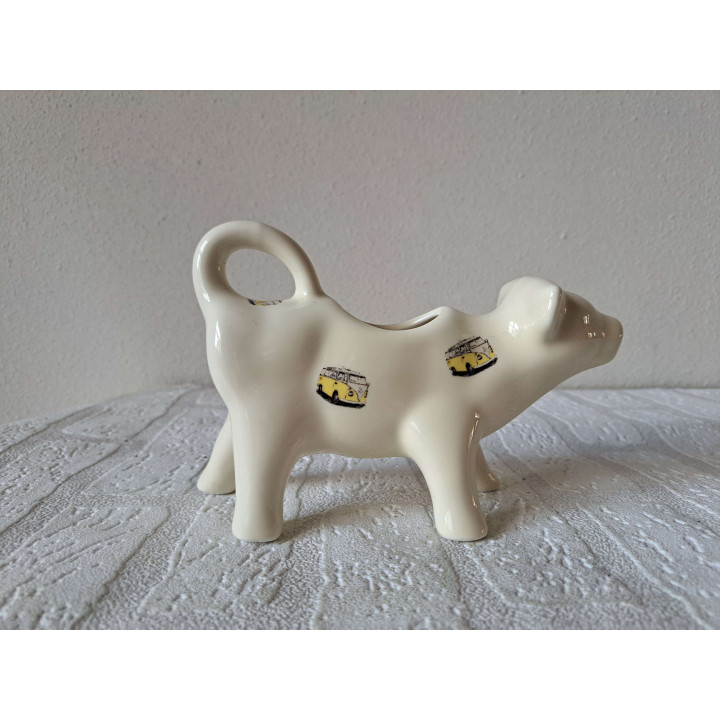 Melkkan koe met Volkswagen bus, porselein 18x7x10cm bw - handgemaakt