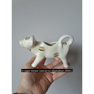 Melkkan koe met Volkswagen bus, porselein 18x7x10cm gl