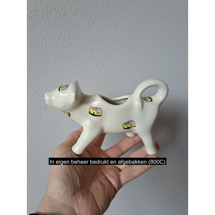 Melkkan koe met Volkswagen bus, porselein 18x7x10cm gl