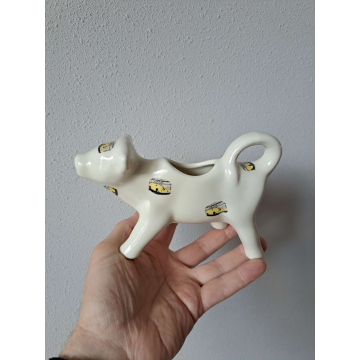Melkkan koe met Volkswagen bus, porselein 18x7x10cm bw - handgemaakt