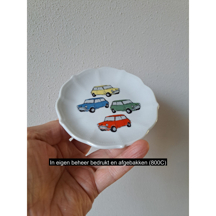 Schaaltje met Mini Cooper 1956, porselein D12xH1.5cm