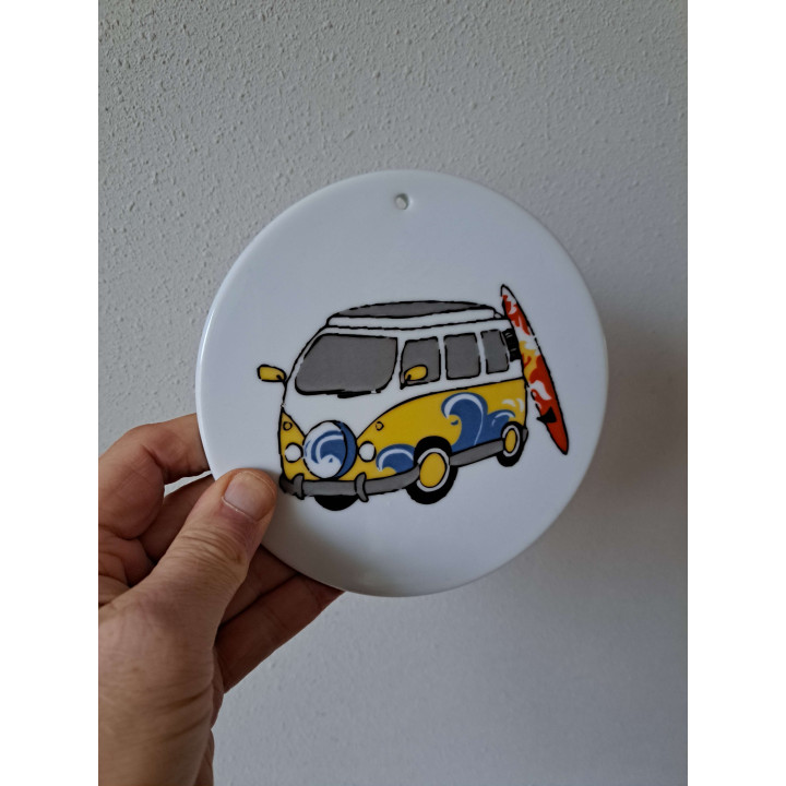 Kaasplank Volkswagen met surfplank, porselein D16xH0.5cm gl - handgemaakt