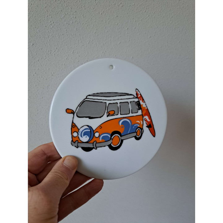 Kaasplank Volkswagen met surfplank, porselein D16xH0.5cm eo - handgemaakt