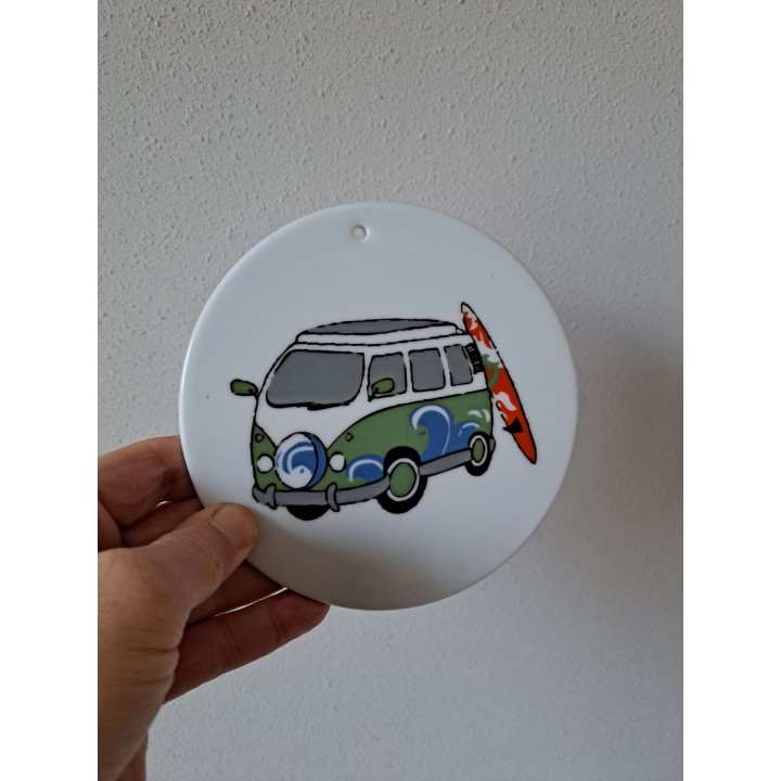 Kaasplank Volkswagen met surfplank, porselein D16xH0.5cm gn - handgemaakt