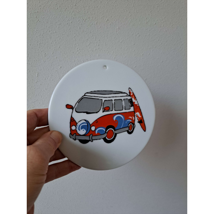Kaasplank Volkswagen met surfplank, porselein D16xH0.5cm rn - handgemaakt