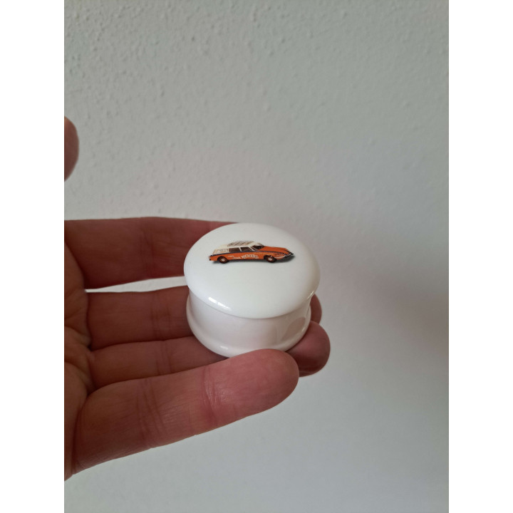 Pillendoosje met Citroen DS 21 break, porselein D4.5xH2.5cm - handgemaakt