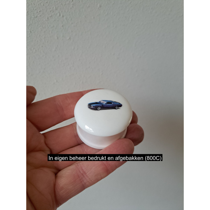 Pillendoosje Ford Mustang Boss 302, porselein D4.5xH2.5cm