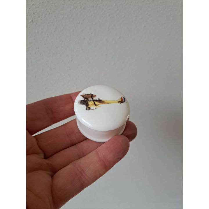 Pillendoosje Curtiss JN-4D vliegtuig2, porselein D4.5xH2.5cm - handgemaakt