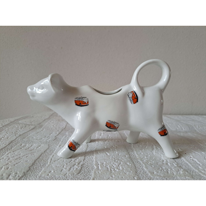 Melkkan koe met Volkswagen bus, porselein 18x7x10cm rd - handgemaakt