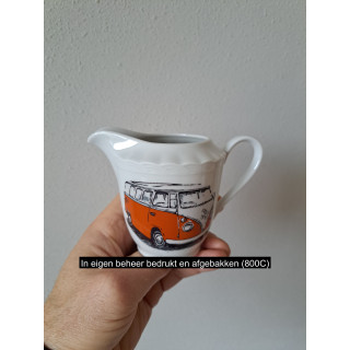 Melkkan met oranje Volkswagen bus, porselein 12x7.5x9cm