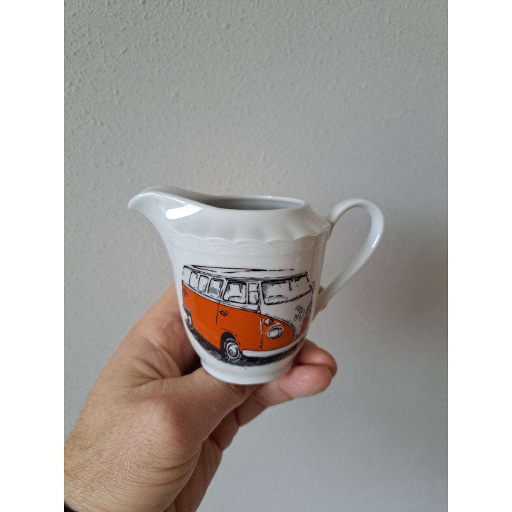 Melkkan met oranje Volkswagen bus, porselein 12x7.5x9cm - handgemaakt