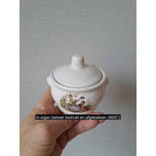 Suikerpotje met historische kledendracht, porselein D9xH10cm