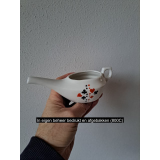 Melkkan met Speelkaarten symbolen, porselein 16x6.5x6cm