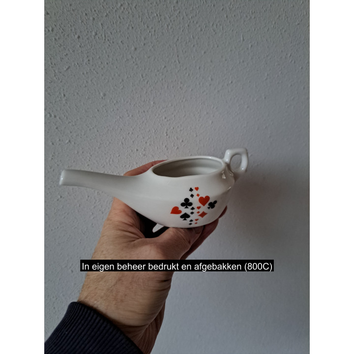 Melkkan met Speelkaarten symbolen, porselein 16x6.5x6cm