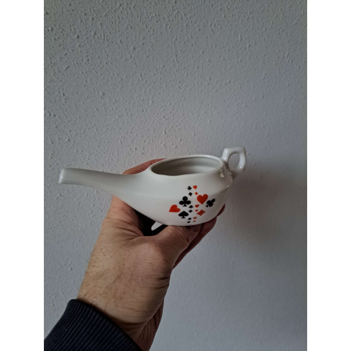 Melkkan met Speelkaarten symbolen, porselein 16x6.5x6cm- handgemaakt