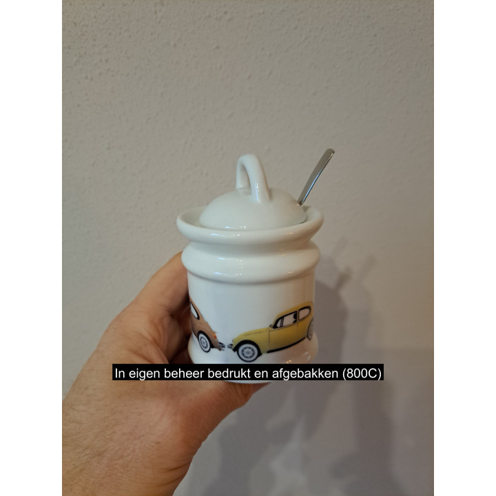 Suikerpot met lepel met Volkswagen kever, porselein D7xH10cm