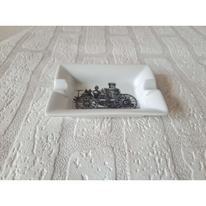 Asbak met brandweerwagen uit 1870 , porselein 12x8.5x2.5cm - handgemaakt