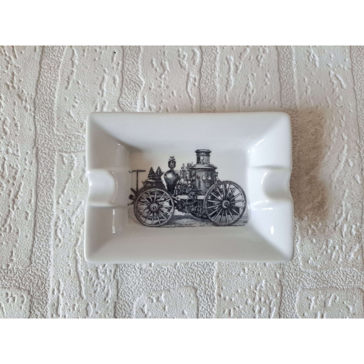 Asbak met brandweerwagen uit 1870 , porselein 12x8.5x2.5cm - handgemaakt