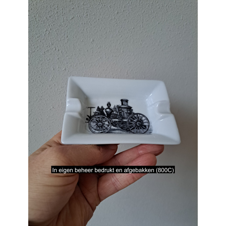 Asbak met brandweerwagen uit 1870 , porselein 12x8.5x2.5cm