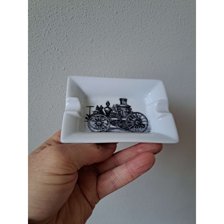 Asbak met brandweerwagen uit 1870 , porselein 12x8.5x2.5cm - handgemaakt