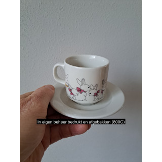 Kop en schotel met Konijnen, porselein D14x7.5cm