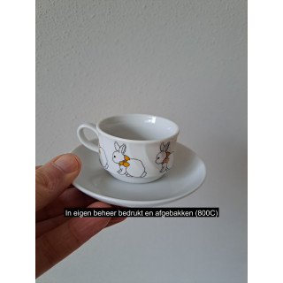 Kop en schotel met Konijnen, porselein D11.5x4.5cm