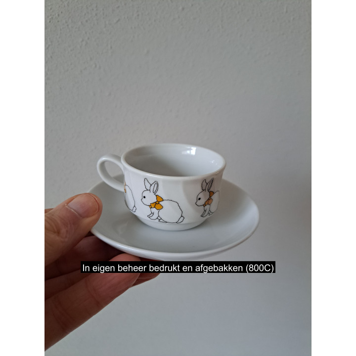 Kop en schotel met Konijnen, porselein D11.5x4.5cm