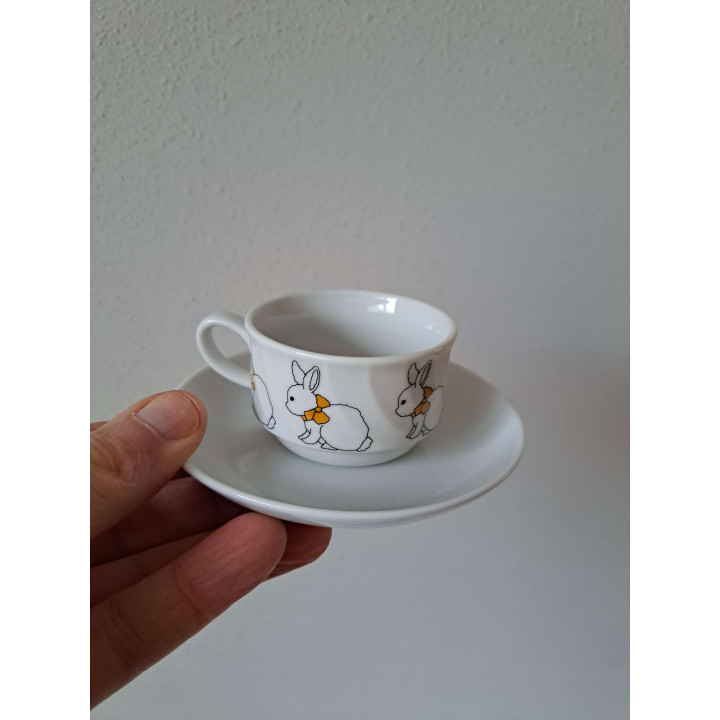 Kop en schotel met Konijnen, porselein D11.5x4.5cm - handgemaakt