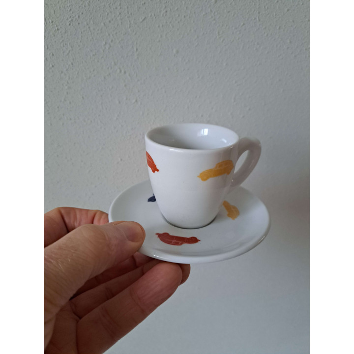 Kop en schotel met Volkswagen kevers, porselein D11.5x6.5cm - handgemaakt