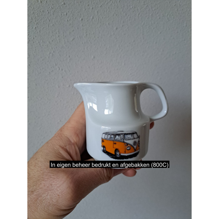 Melkkan met oranje Volkswagen bus, porselein 9x6.5x7.5cm