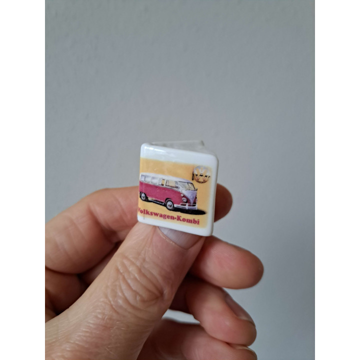 Boekje met Volkswagen combi bus, porselein 2.5x2.5x2.5cm - handgemaakt
