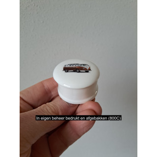 Pillendoosje met Volkswagen combi bus, porselein D4.5xH2.5cm