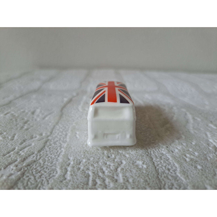 Volkswagen bus Engelse vlag, porselein 6x2.5x2.5cm - handgemaakt