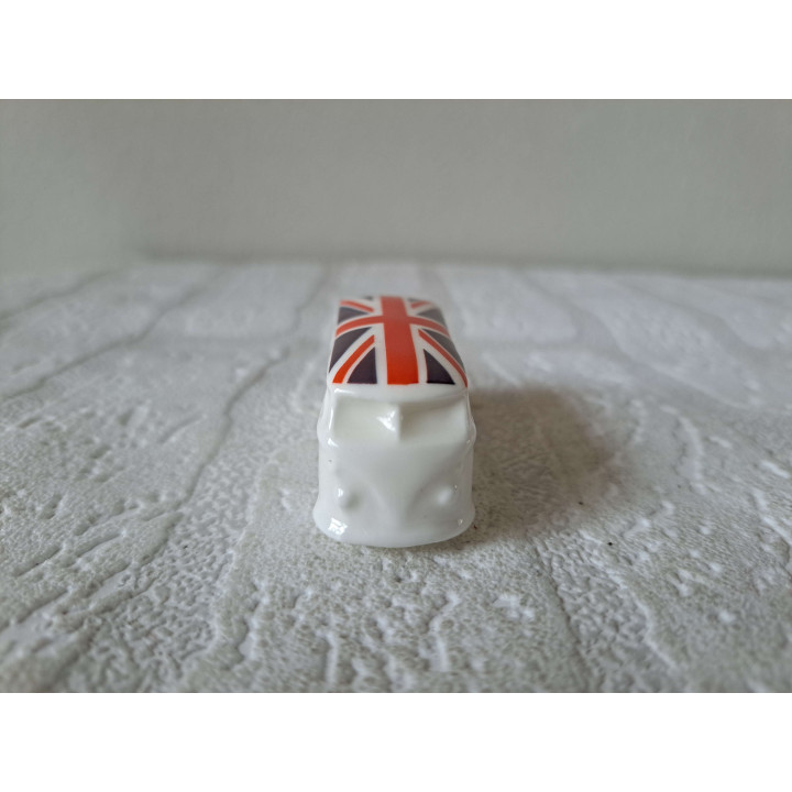 Volkswagen bus Engelse vlag, porselein 6x2.5x2.5cm - handgemaakt
