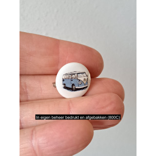 Speldje met Volkswagen bus, porselein D2xH0.5cm