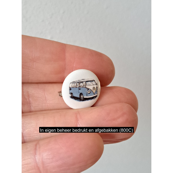 Speldje met Volkswagen bus, porselein D2xH0.5cm
