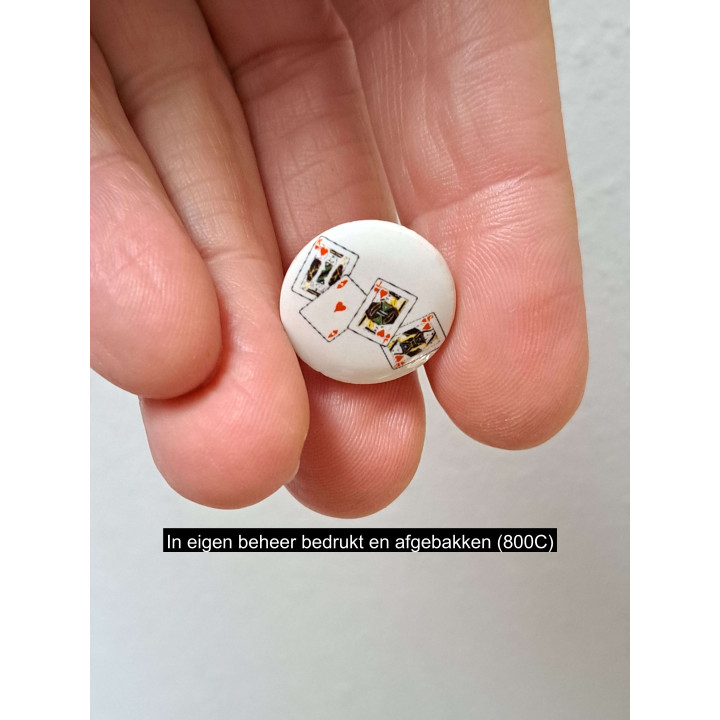 Pin met speelkaarten, porselein D2xH0.5cm