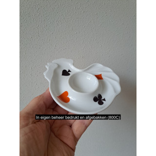 Kip eierdop met Speelkaarten symbolen, porselein 13x12x2.5cm