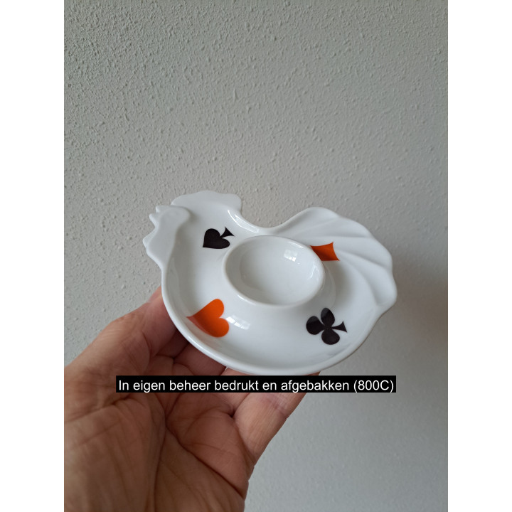 Kip eierdop met Speelkaarten symbolen, porselein 13x12x2.5cm