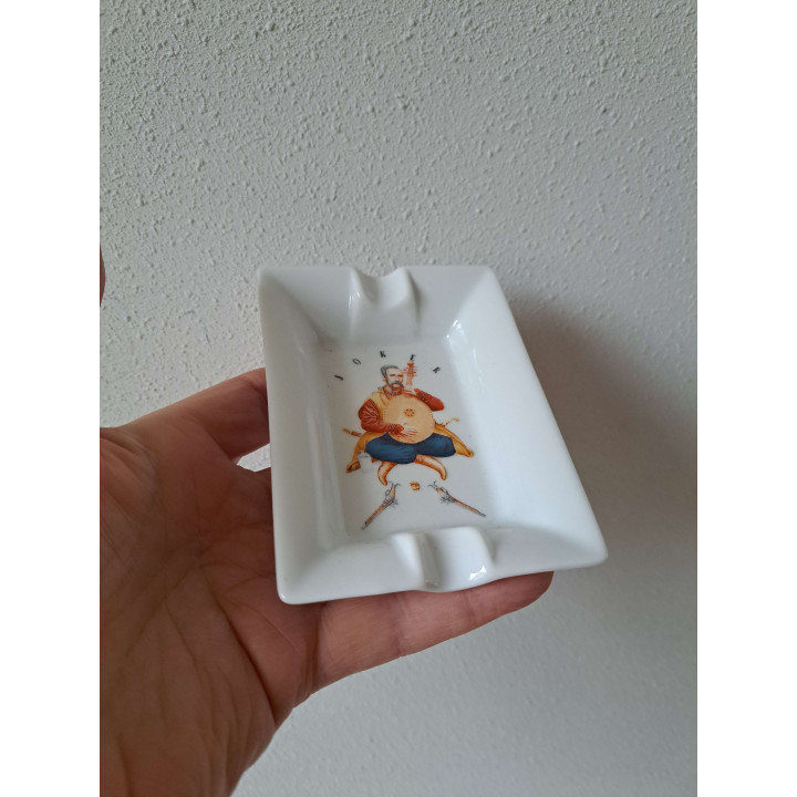 Asbak met Joker speelkaart, porselein 12x8.5x2.5cm