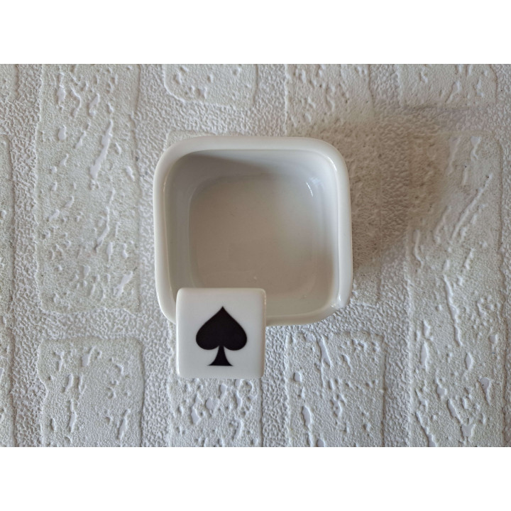 Asbak Porselein met Schoppen Symbool Vintage