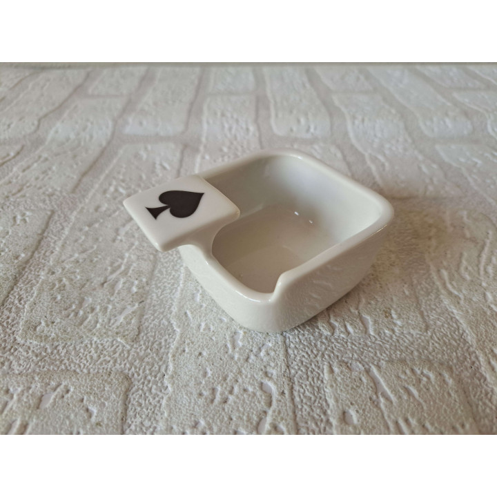 Asbak met speelkaart symbool Schoppen, porselein 7x8.5x4cm - handgemaakt