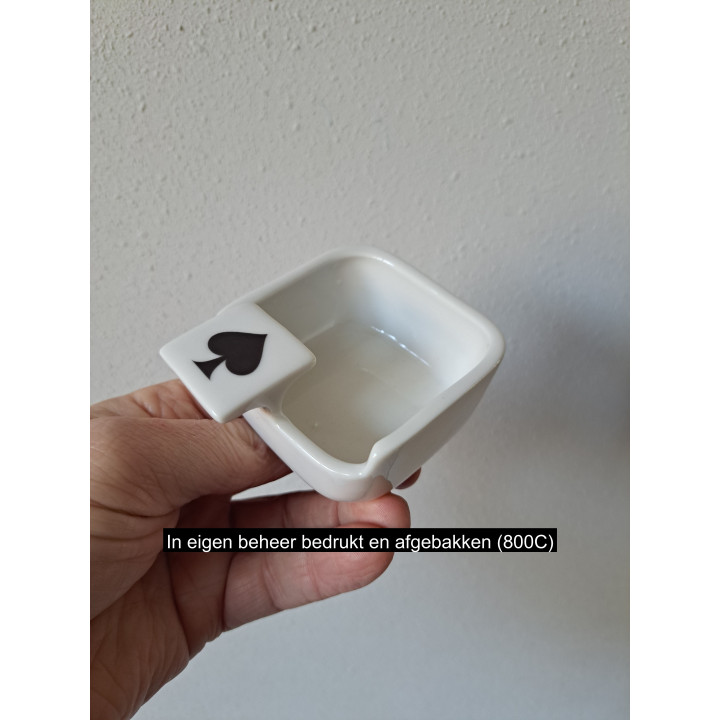 Asbak met speelkaart symbool Schoppen, porselein 7x8.5x4cm