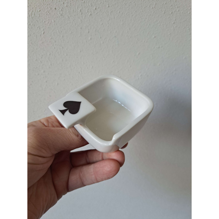 Asbak met speelkaart symbool Schoppen, porselein 7x8.5x4cm - handgemaakt