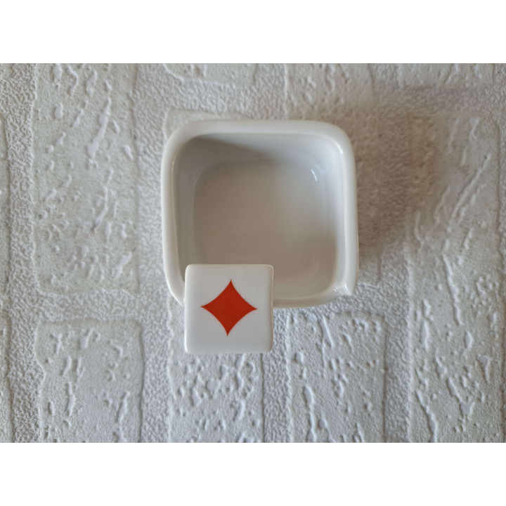 Asbak met speelkaart symbool Ruiten, porselein 7x8.5x4cm - handgemaakt