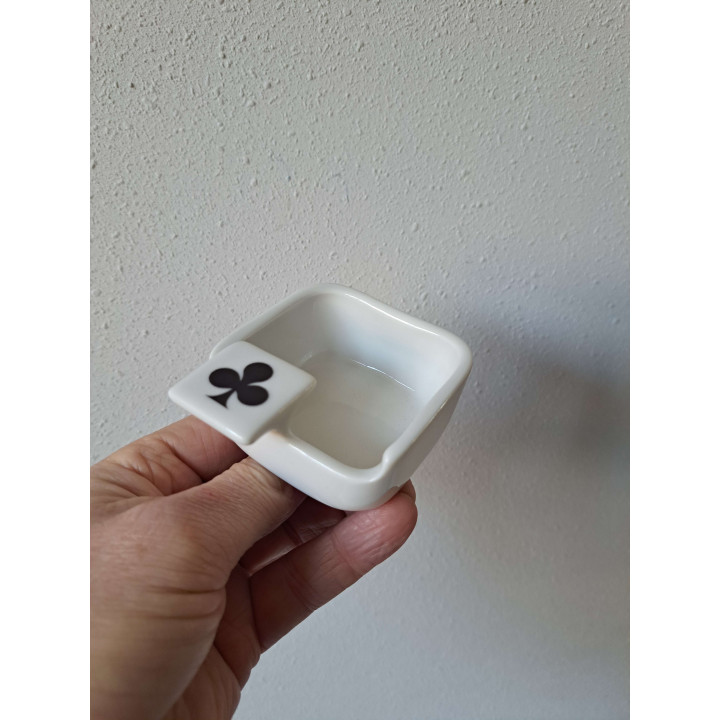 Asbak met speelkaart symbool Klaveren, porselein 7x8.5x4cm - handgemaakt