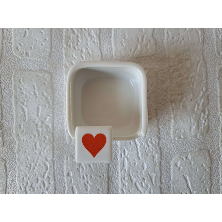 Asbak met speelkaart symbool Harten, porselein 7x8.5x4cm - handgemaakt