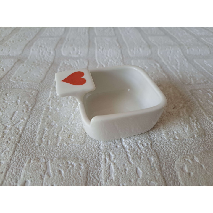 Asbak met speelkaart symbool Harten, porselein 7x8.5x4cm - handgemaakt
