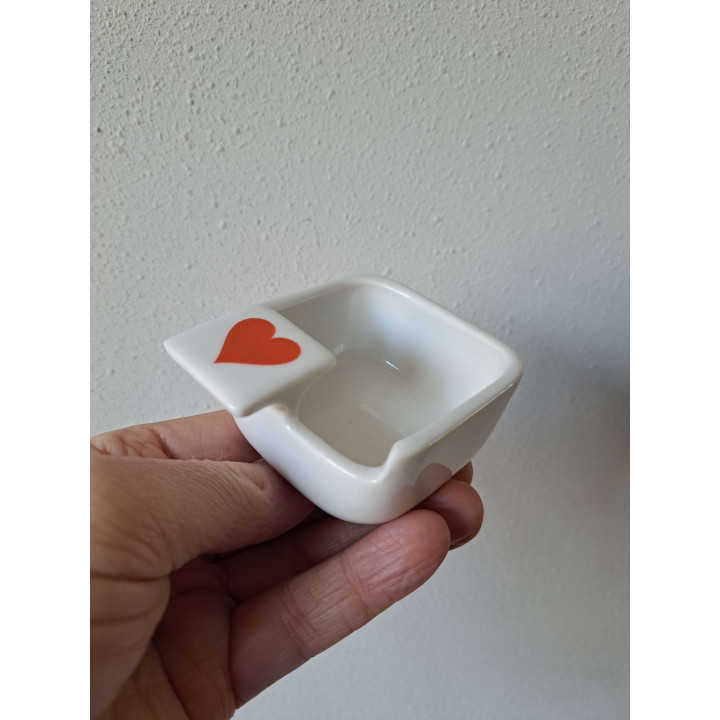 Asbak met speelkaart symbool Harten, porselein 7x8.5x4cm - handgemaakt